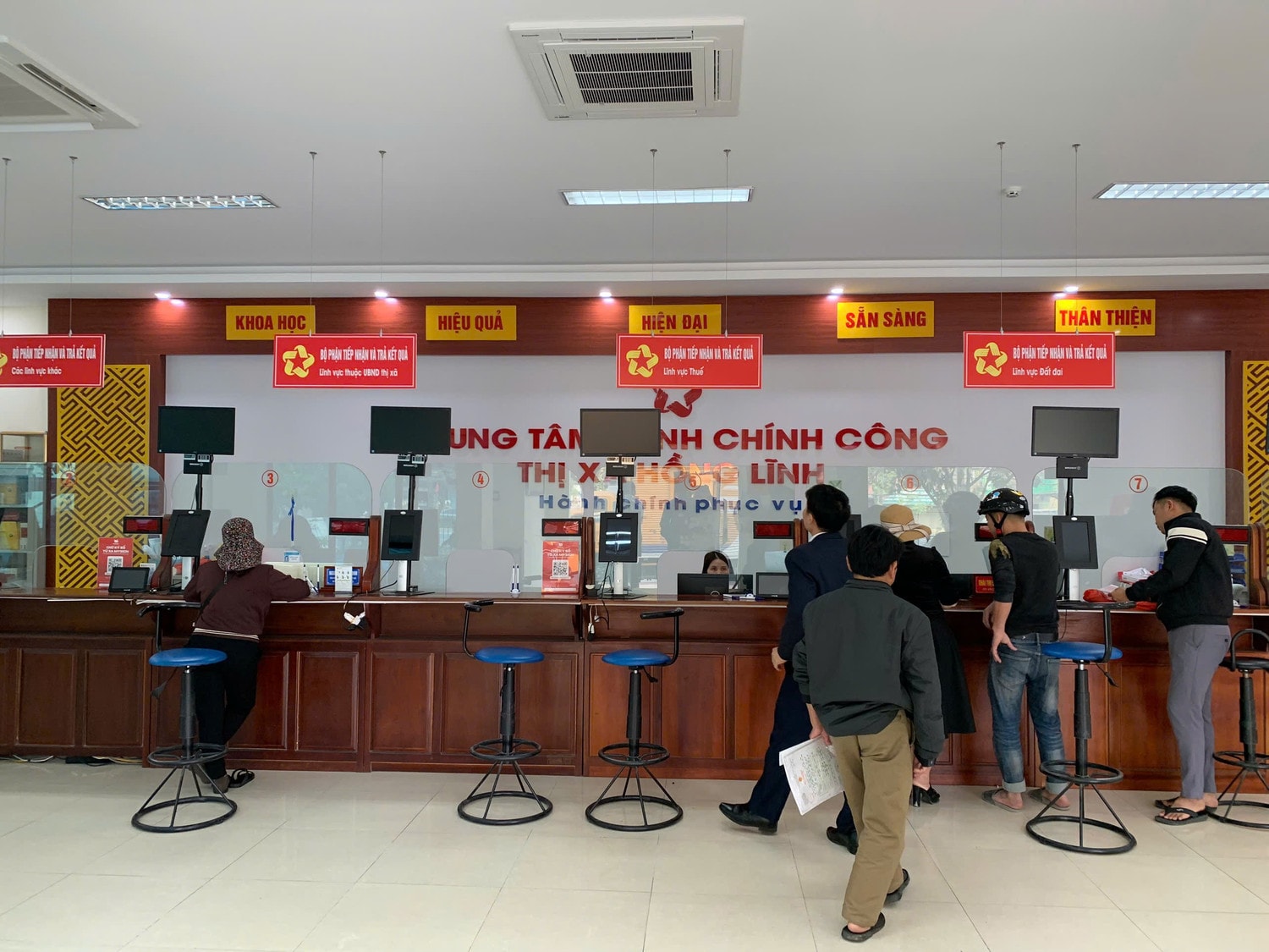Trung tâm Hành chính công thị xã Hồng Lĩnh, Hà Tĩnh tiếp nhận và xử lý hồ sơ kịp thời, đúng hẹn cho người dân