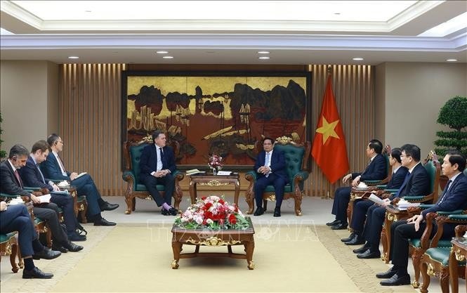 Thủ tướng Phạm Minh Chính tiếp Bộ trưởng Giao thông Pháp Philippe Tabarot. Ảnh: Dương Giang/TTXVN