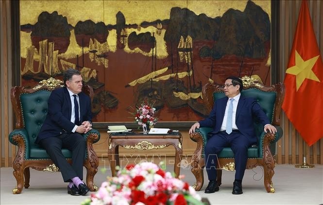 Thủ tướng Phạm Minh Chính tiếp Bộ trưởng Giao thông Pháp Philippe Tabarot. Ảnh: Dương Giang/TTXVN