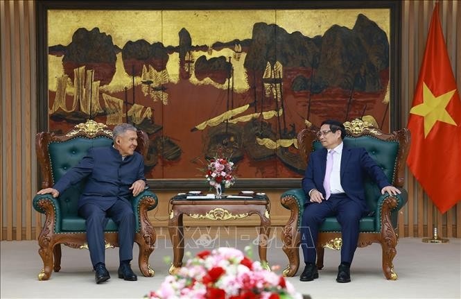 Thủ tướng Phạm Minh Chính tiếp ông Rustam Minnikhanov, người đứng đầu Cộng hoà Tatarstan thuộc Liên bang Nga. Ảnh: Dương Giang/TTXVN