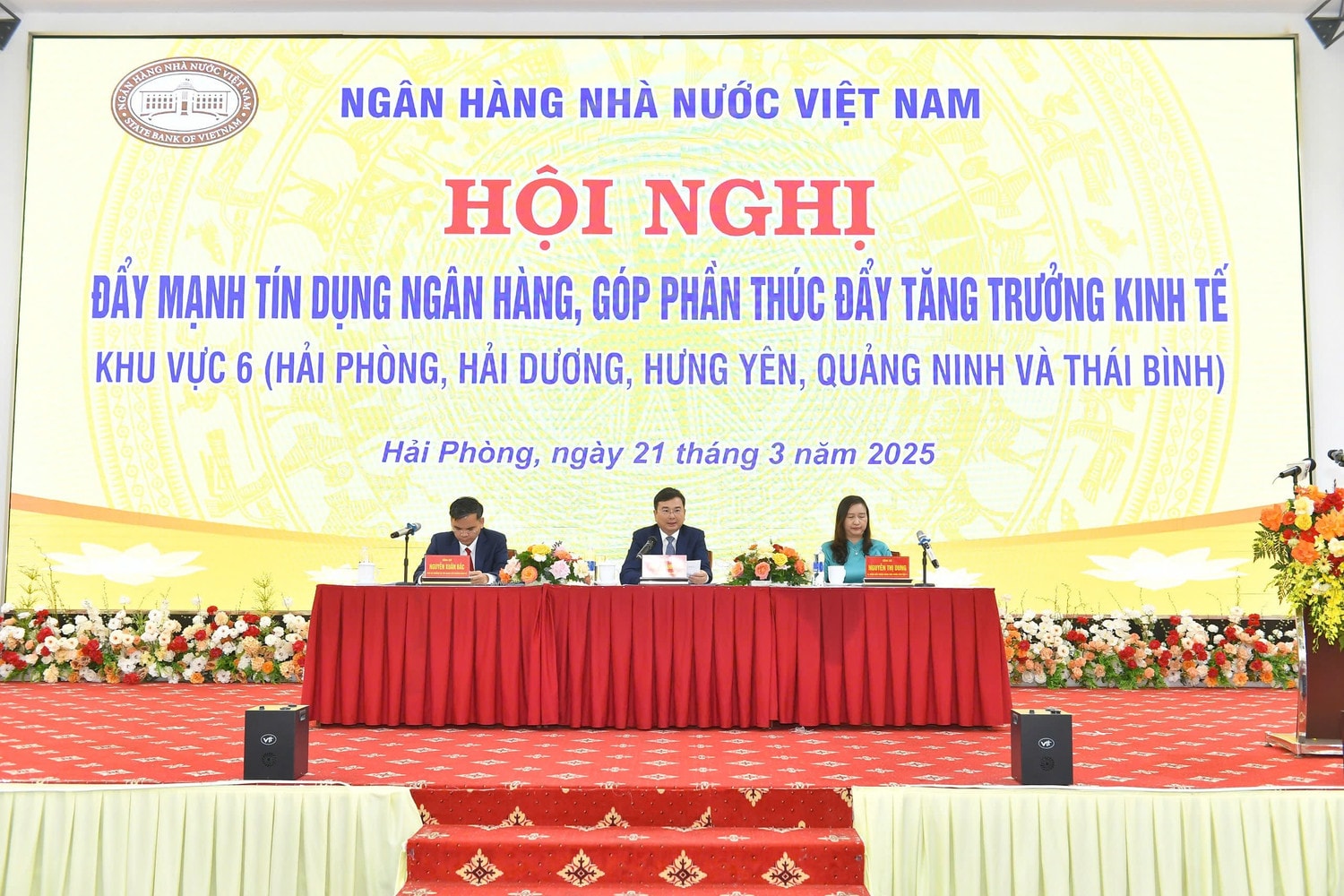 Phó Thống đốc Phạm Thanh Hà (giữa), Quyền Giám đốc KBNN Khu vực 6 Nguyễn Thị Dung và Phó Vụ trưởng Vụ Tín dụng các ngành kinh tế Nguyễn Xuân Bắc chủ trì hội nghị. Ảnh: HL