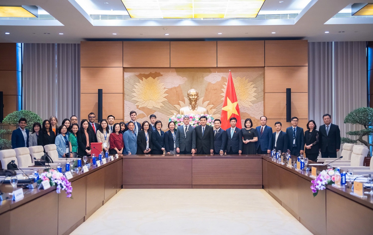 Các đại biểu chụp ảnh lưu niệm