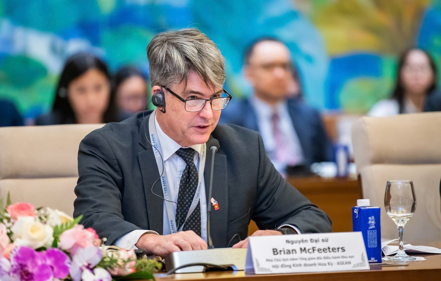 Phó Chủ tịch Cấp cao kiêm Giám đốc Điều hành Khu vực, Hội đồng Kinh doanh Hoa Kỳ - ASEAN Brian McFeeters phát biểu tại cuộc tiếp