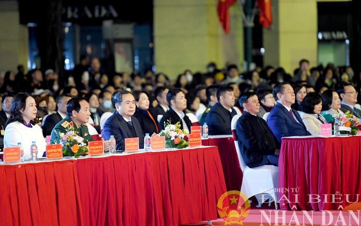 Chủ tịch Quốc hội Trần Thanh Mẫn và Lãnh đạo Đảng, Nhà nước tham dự Chương trình nghệ thuật đặc biệt mừng Đảng, mừng Xuân, mừng đất nước đổi mới với chủ đề "95 năm - Ánh sáng soi đường" tối 3.2.2025