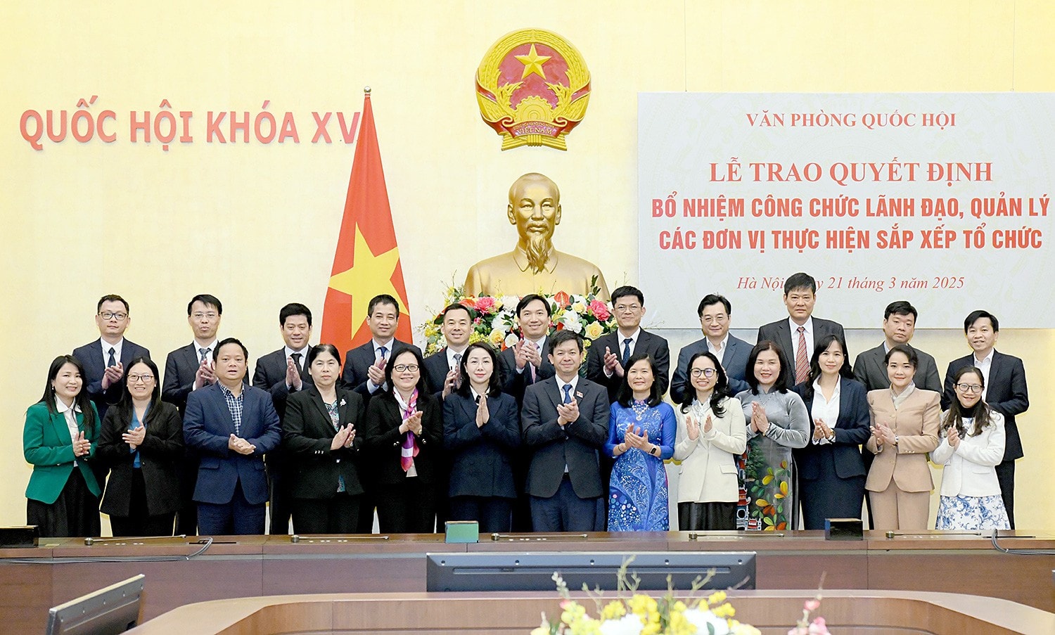 Các đại biểu chụp ảnh lưu niệm tại buổi lễ. Ảnh: Lâm Hiển