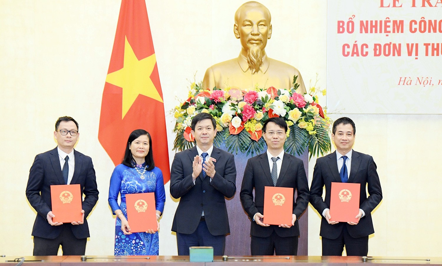 Tổng Thư ký Quốc hội, Chủ nhiệm Văn phòng Quốc hội Lê Quang Tùng trao Quyết định bổ nhiệm lãnh đạo Vụ Chuyển đổi số. Ảnh: Lâm Hiển