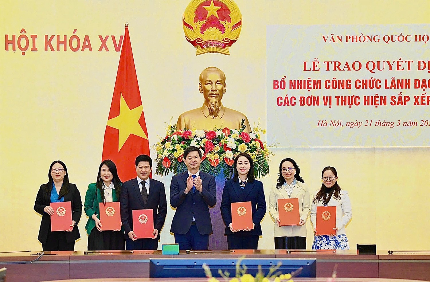 Tổng Thư ký Quốc hội, Chủ nhiệm Văn phòng Quốc hội Lê Quang Tùng trao Quyết định bổ nhiệm lãnh đạo Vụ Tổng hợp. Ảnh: Lâm Hiển