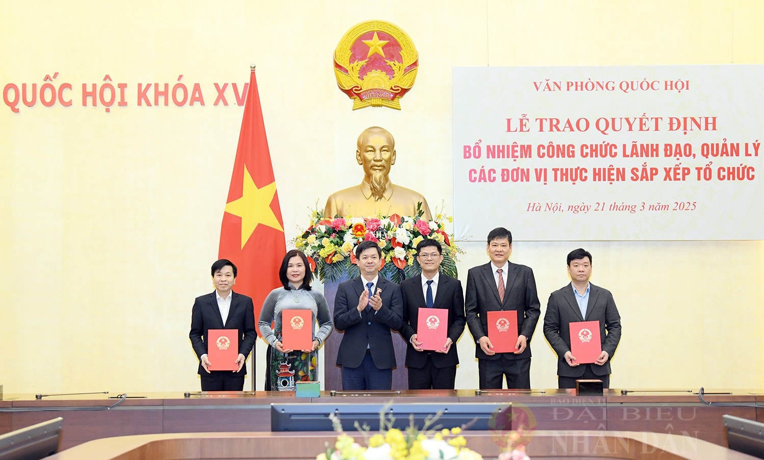Tổng Thư ký Quốc hội, Chủ nhiệm Văn phòng Quốc hội Lê Quang Tùng trao Quyết định bổ nhiệm lãnh đạo Cục Quản trị. Ảnh: Lâm Hiển