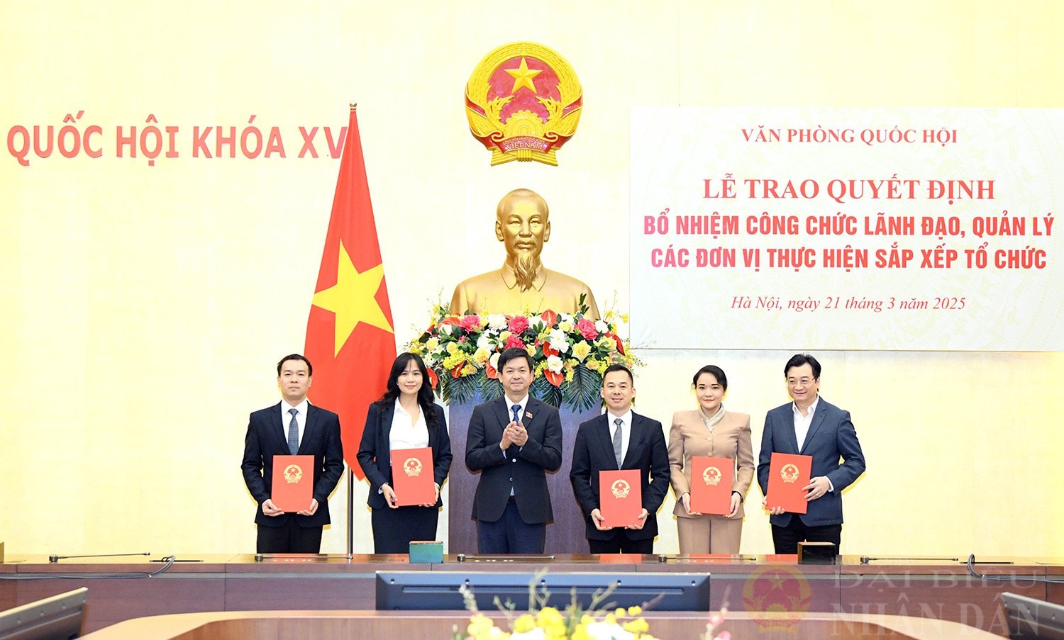Tổng Thư ký Quốc hội, Chủ nhiệm Văn phòng Quốc hội Lê Quang Tùng trao Quyết định bổ nhiệm lãnh đạo Vụ Quan hệ quốc tế. Ảnh: Lâm Hiển
