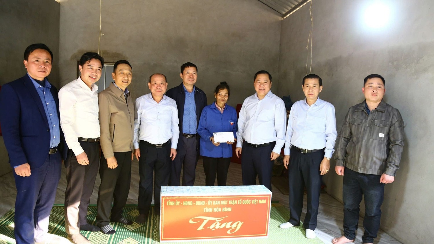 cac-dong-chi-thuong-truc-tinh-uy-va-doan-cong-tac-tang-qua-ho-don-than-la-ba-kha-thi-tich-o-xom-noong-luong-xa-thanh-son-mai-chau.jpg