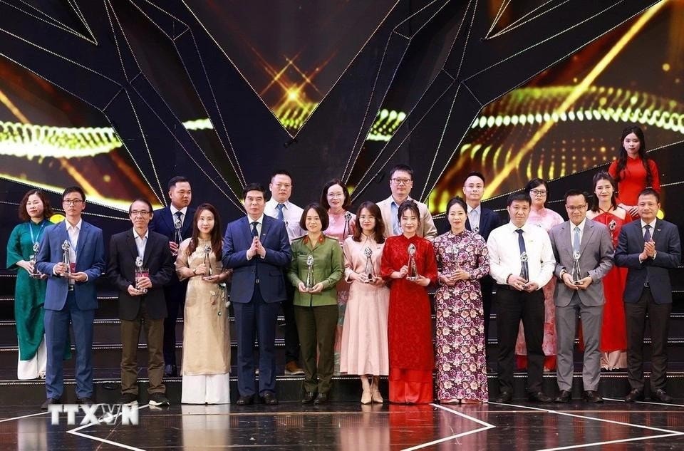 Các tác giả, nhóm tác giả đoạt giải Bạc tại Liên hoan Truyền hình toàn quốc lần thứ 42. Ảnh: TTXVN