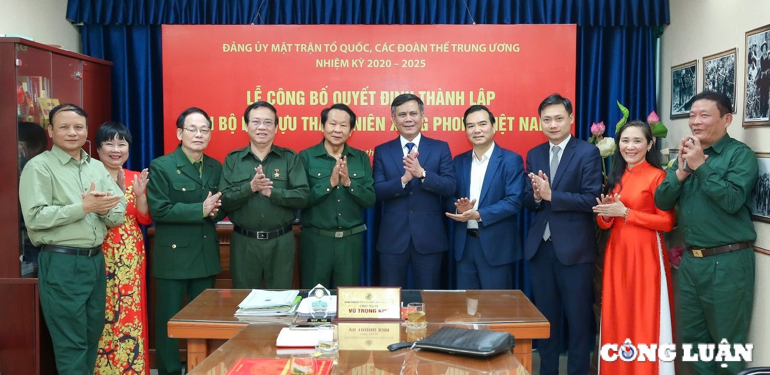 Các đại biểu tham dự chúc mừng Chi bộ đầu tiên và Bí thư Chi bộ đầu tiên của Hội Cựu TNXP Việt Nam