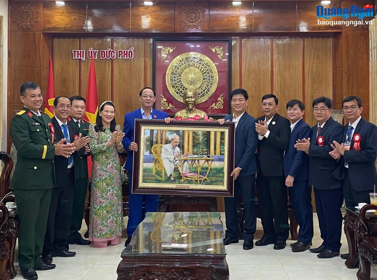 Phó Chủ tịch Quốc hội, Thượng tướng Trần Quang Phương tặng thị xã Đức Phổ bức tranh Bác Hồ