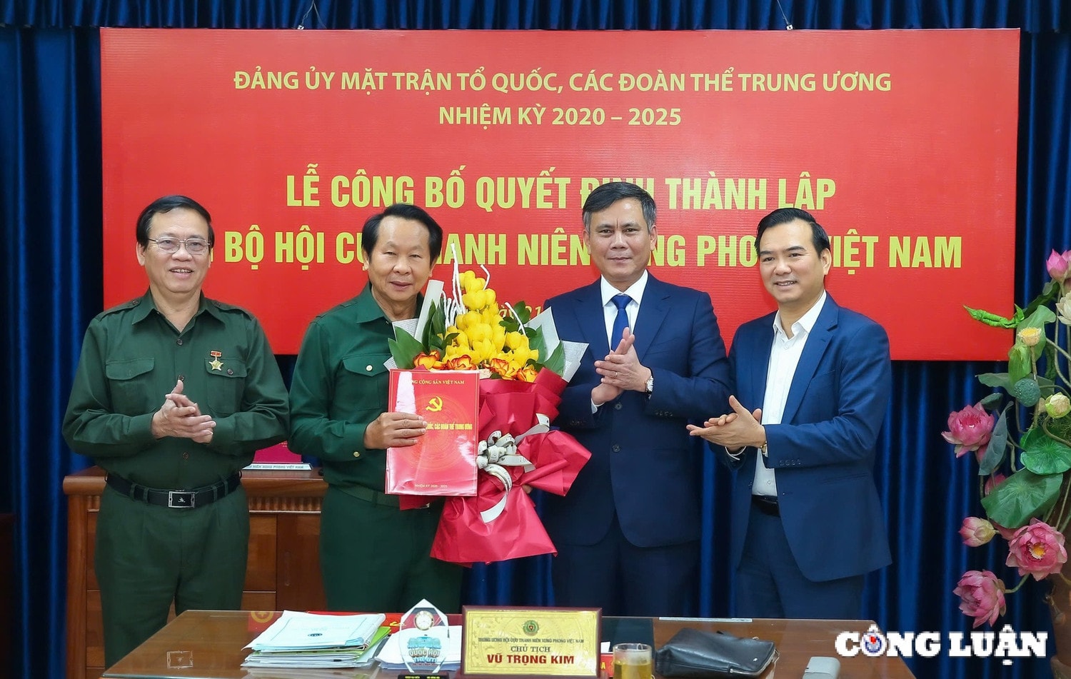Đồng chí Trần Thắng, Phó bí thư Đảng ủy Mặt trận Tổ quốc, các đoàn thể Trung ương trao quyết định thành lập Chi bộ và quyết định chỉ định đồng chí Thân Đức Nam làm Bí thư Chi bộ.