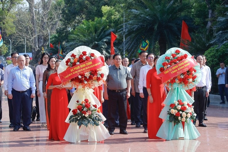 Thủ tướng dâng hương, dâng hoa tại đền thờ Tây Sơn Tam Kiệt - di tích quốc gia đặc biệt, nơi thờ tự, tưởng niệm người anh hùng áo vải Quang Trung - Nguyễn Huệ. Ảnh: VGP/Nhật BắcẢnh: VGP/Nhật Bắc