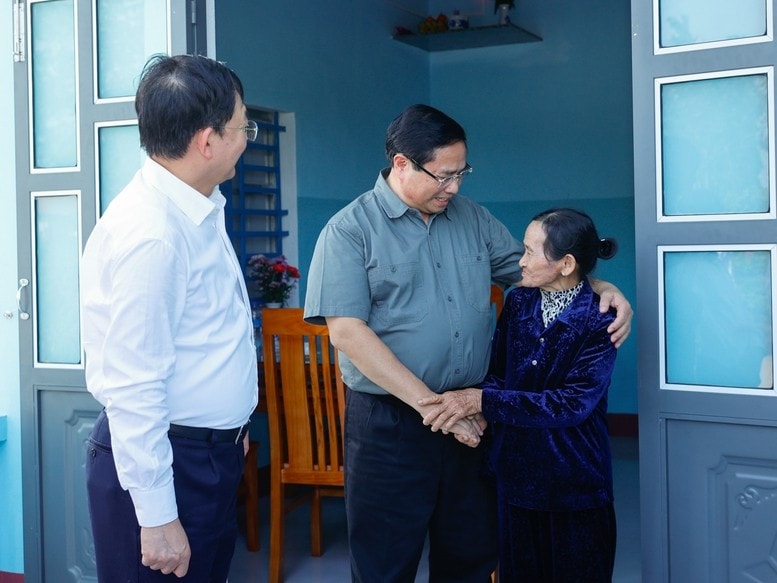 Thủ tướng thăm, tặng quà hộ cận nghèo bà Trần Thị Tám, xã Bình Thành, huyện Tây Sơn. Ảnh: VGP/Nhật Bắc