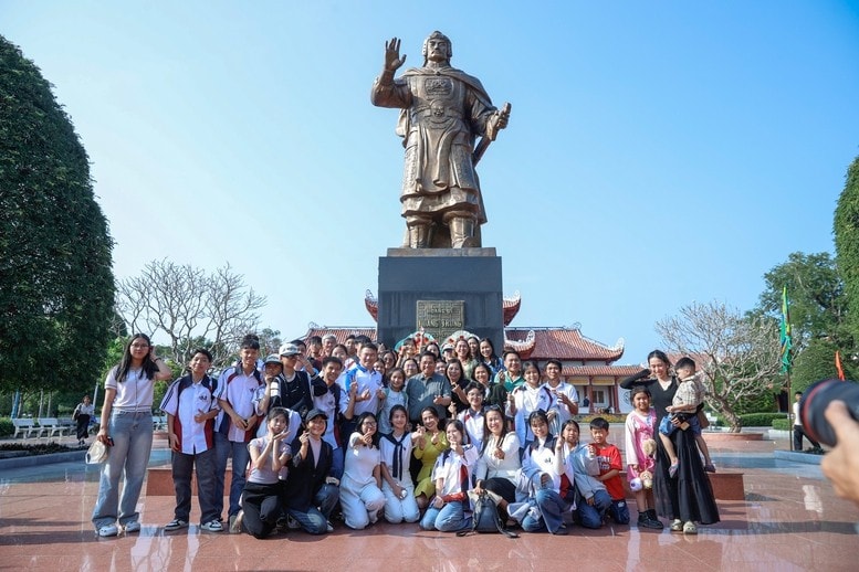Thủ tướng chụp ảnh lưu niệm với các học sinh tham gia chương trình ngoại khóa tại khu di tích đền thờ Tây Sơn Tam Kiệt. Ảnh: VGP/Nhật Bắc