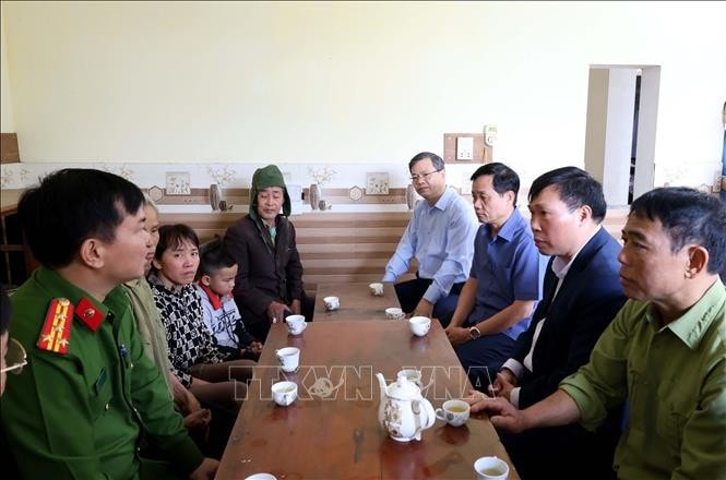 Chủ tịch UBND tỉnh Tuyên Quang Nguyễn Văn Sơn cùng lãnh đạo một số sở, ngành của tỉnh thăm hỏi, gia đình nạn nhân bị thiệt mạng khi tham gia chữa cháy rừng. Ảnh: Quang Cường/TTXVN