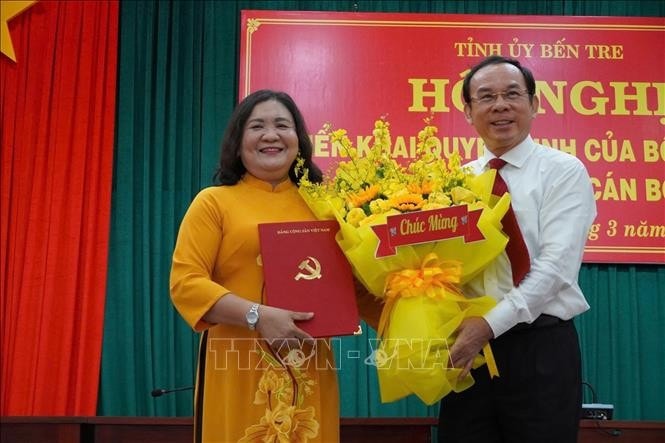 Ủy viên Bộ Chính trị, Bí thư Thành ủy TP Hồ Chí Minh Nguyễn Văn Nên tặng hoa chúc mừng Bí thư Tỉnh ủy Bến Tre Hồ Thị Hoàng Yến.