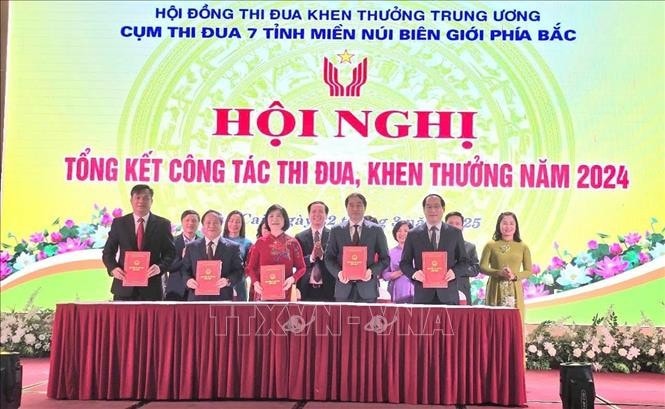 Lãnh đạo các tỉnh ký giao ước thi đua năm 2025. Ảnh: TTXVN