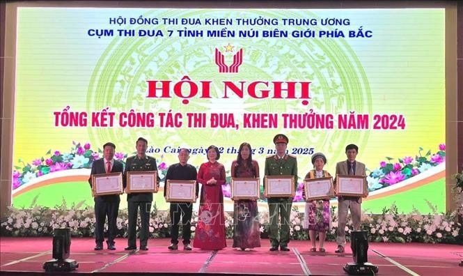 Lãnh đạo các tỉnh ký giao ước thi đua năm 2025. Ảnh: TTXVN