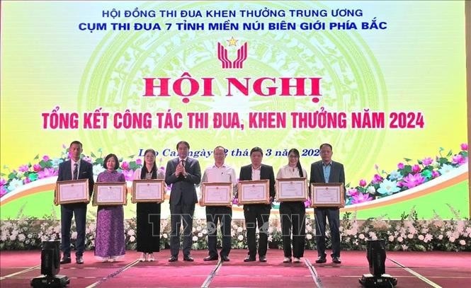 Trao Bằng khen của Chủ tịch UBND tỉnh Lào Cai cho các tập thể có thành tích xuất sắc, tiêu biểu trong thực hiện phong trào thi đua Cụm thi đua 7 tỉnh miền núi biên giới phía Bắc năm 2024. Ảnh: TTXVN