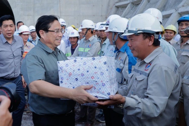 Thủ tướng tặng quà các công nhân thi công trên công trường. Ảnh: VGP/Nhật Bắc