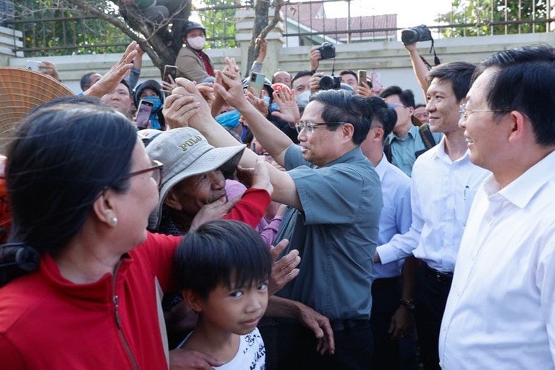 Thủ tướng Phạm Minh Chính thăm hỏi, trò chuyện với bà con nhân dân địa phương. Ảnh: VGP/Nhật Bắc