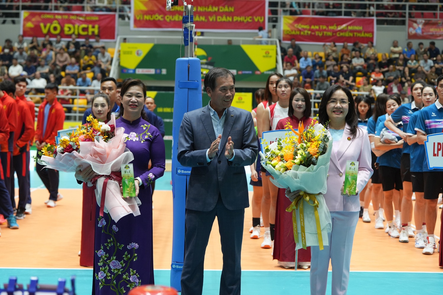 ba-nguyen-thi-hien-nhan-hoa-ky-niem-chuong-cua-chuong-trinh.jpg