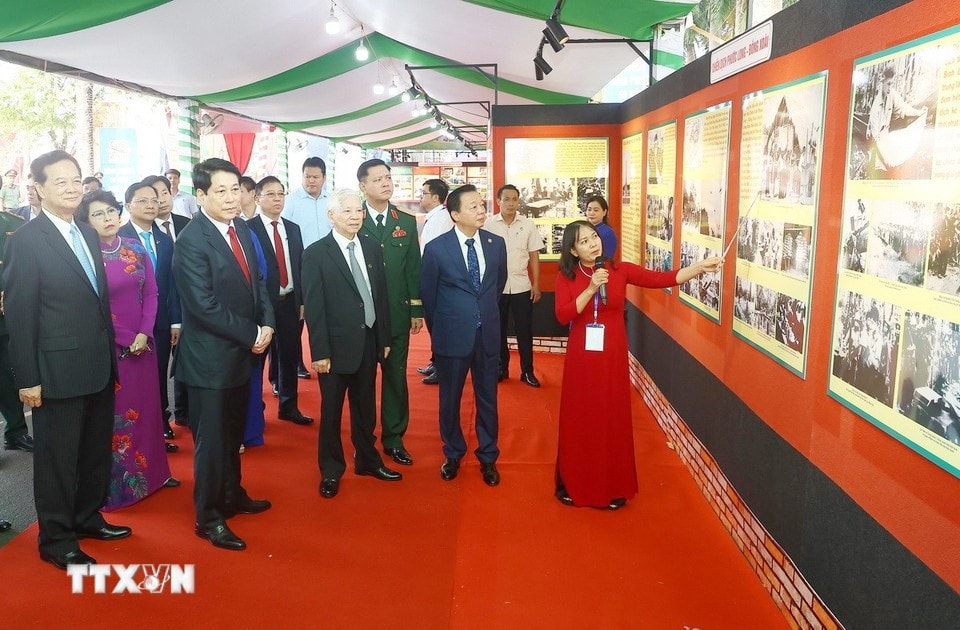 Chủ tịch nước Lương Cường và các đại biểu tham quan trưng bày ảnh kỷ niệm 50 năm Giải phóng tỉnh Bình Phước (23.3.1975 – 23.3.2025). Ảnh: Lâm Khánh/TTXVN