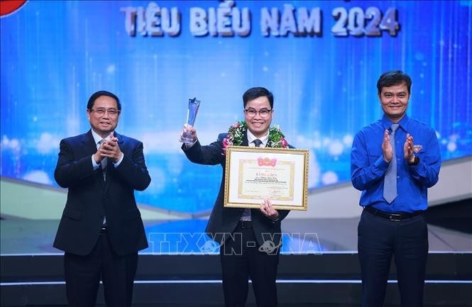 Thủ tướng Phạm Minh Chính và Bí thư Thứ nhất Trung ương Đoàn TNCS Hồ Chí Minh Bùi Quang Huy trao Giải thưởng Gương mặt trẻ Việt Nam tiêu biểu năm 2024 trong lĩnh vực trong lĩnh vực nghiên cứu khoa học cho Tiến sĩ Phạm Huy Hiệu, Giảng viên Viện Kỹ thuật và Khoa học máy tính, Giám đốc Khoa học Trung tâm khởi nghiệp Vinuni, Trường Đại học Vinuni, Tập đoàn Vingroup. Ảnh: Dương Giang/TTXVN