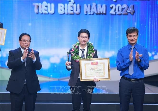 Thủ tướng Phạm Minh Chính và Bí thư Thứ nhất Trung ương Đoàn TNCS Hồ Chí Minh Bùi Quang Huy trao Giải thưởng Gương mặt trẻ Việt Nam tiêu biểu năm 2024 trong lĩnh vực trong lĩnh vực nghiên cứu khoa học cho Tiến sĩ Nguyễn Viết Hương, Phó Trưởng Khoa khoa học và Kỹ thuật vật liệu Trường Đại học Phenikaa. Ảnh: Dương Giang/TTXVN