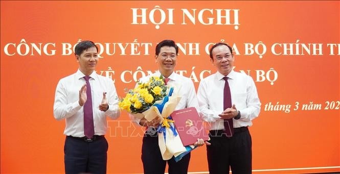 Bí thư Thành ủy Thành phố Hồ Chí Minh Nguyễn Văn Nên (bìa phải) và Phó Trưởng Ban Tổ chức Trung ương Nguyễn Thành Tâm (bìa trái) trao Quyết định của Bộ Chính trị và chúc mừng đồng chí Nguyễn Mạnh Hùng, tân Bí thư Tỉnh ủy Tây Ninh