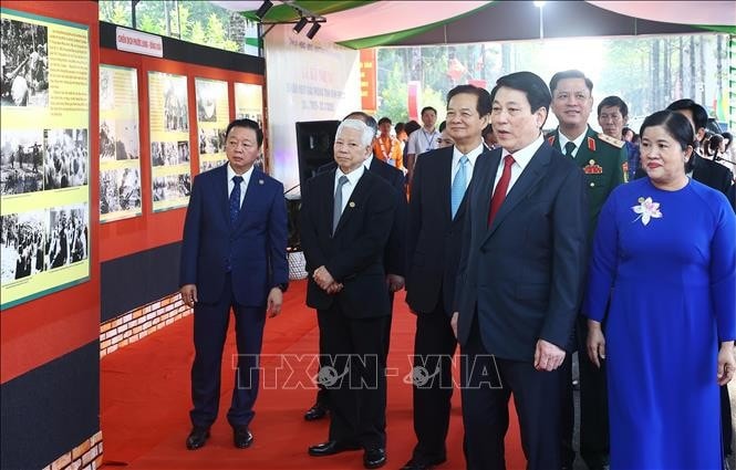 Chủ tịch nước Lương Cường và các đại biểu tham quan trưng bày ảnh kỷ niệm 50 năm Giải phóng tỉnh Bình Phước (23.3.1975 – 23.3.2025). Ảnh: Lâm Khánh/TTXVN