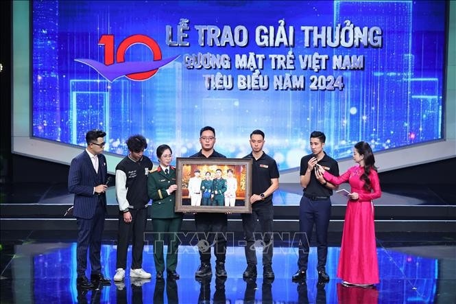Nhóm Skyline trao tặng bức ảnh cho gia đình thân nhân liệt sĩ là di nguyện cuối cùng của Liệt sĩ Tăng Bá Hưng. Ảnh: Minh Đức/TTXVN