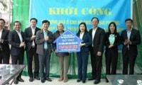 Chủ tịch Ủy ban MTTQ Việt Nam tỉnh Thanh Hóa Phạm Thị Thanh Thủy dự lễ khởi công, trao biển hỗ trợ xây dựng nhà ở cho gia đình ông Lê Văn Phương, thôn Thập Lý, xã Thăng Long, huyện Nông Cống