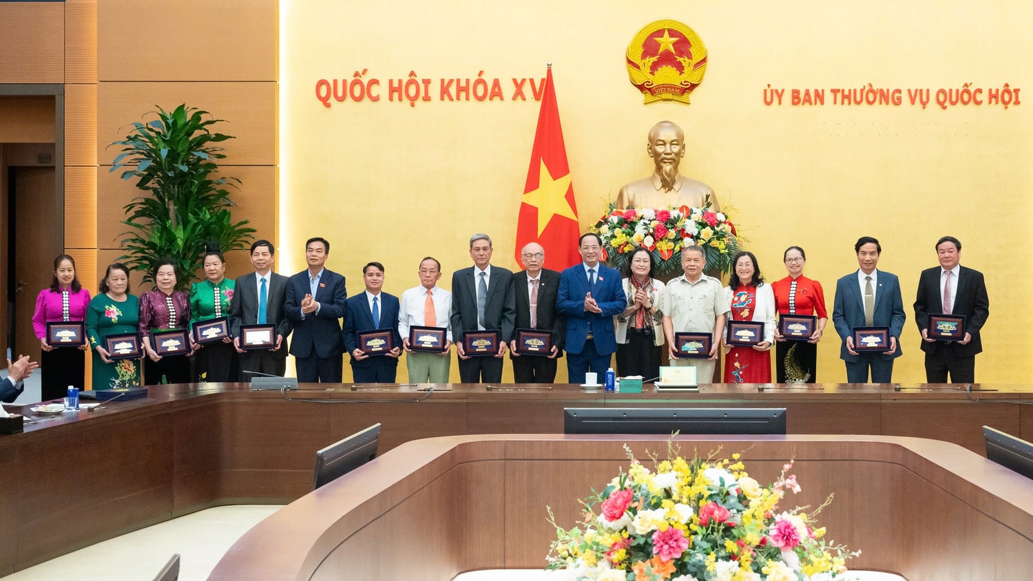 Phó Chủ tịch Quốc hội, Thượng tướng Trần Quang Phương trao quà tặng các đại biểu Đoàn ĐBQH tỉnh Sơn La các thời kỳ
