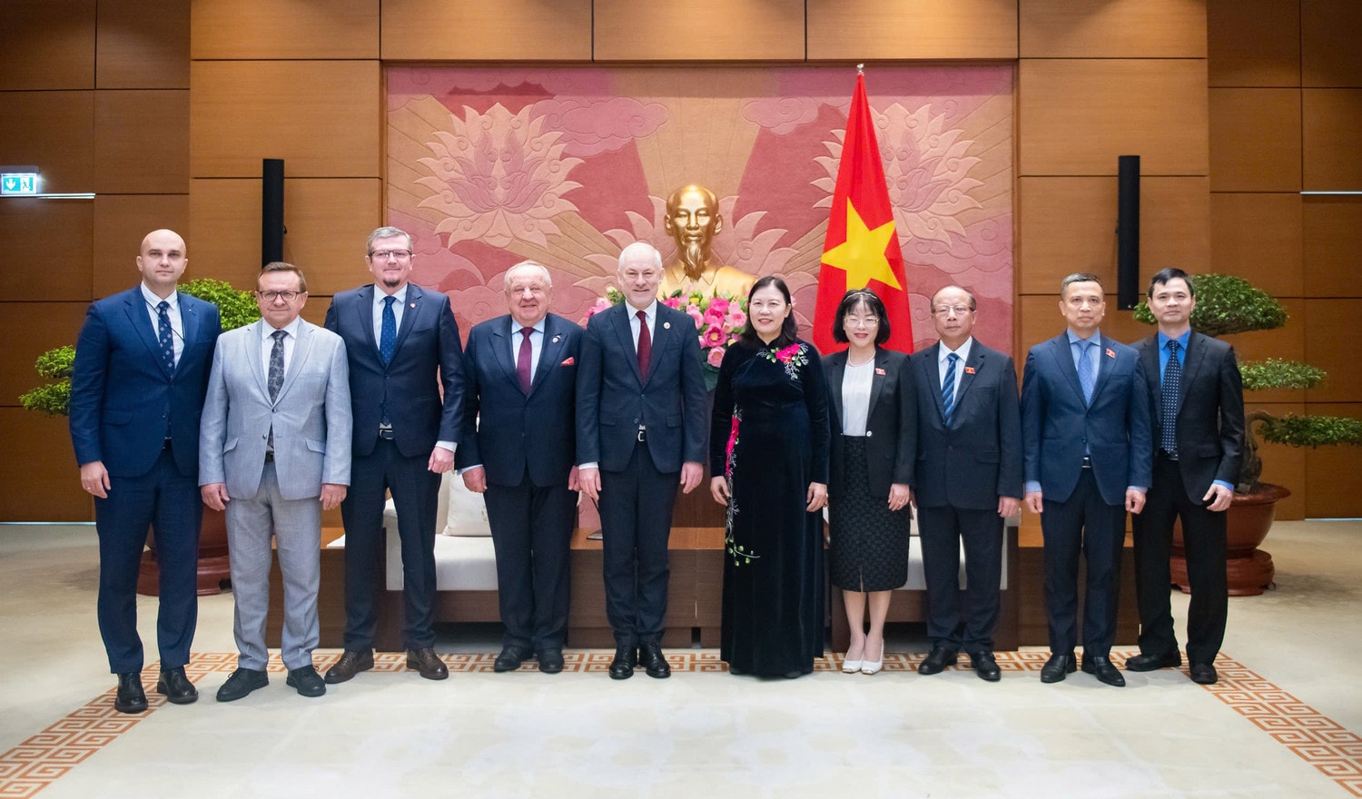 Chủ tịch Nhóm Nghị sĩ hữu nghị Việt Nam - Ba Lan Lê Thị Nga chụp ảnh lưu niệm cùng Chủ tịch Nhóm Nghị sĩ hữu nghị Ba Lan - Việt Nam Grzegorz Napieralski và đại biểu hai nước