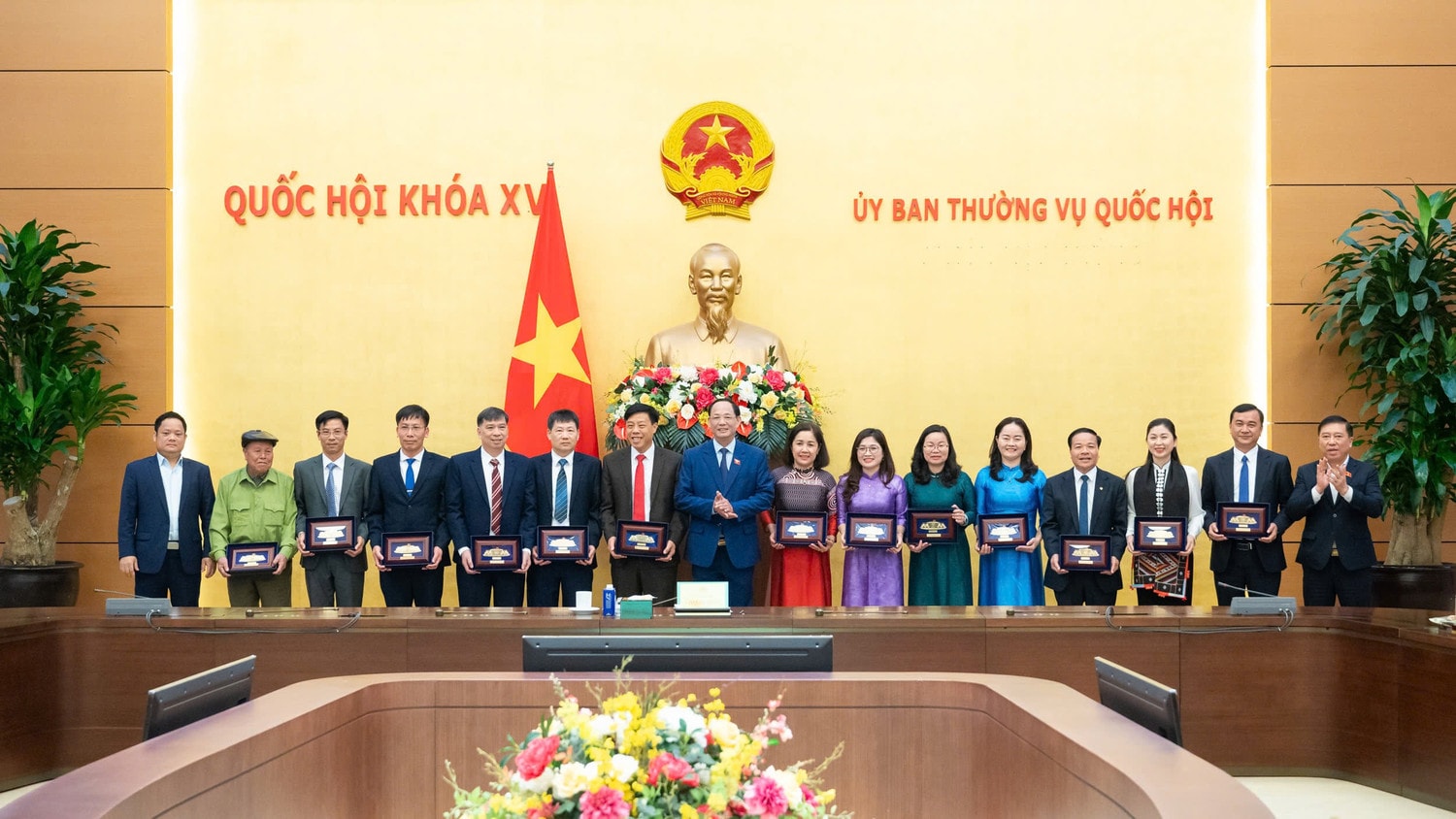 Phó Chủ tịch Quốc hội, Thượng tướng Trần Quang Phương trao quà tặng các đại biểu Đoàn ĐBQH tỉnh Sơn La các thời kỳ
