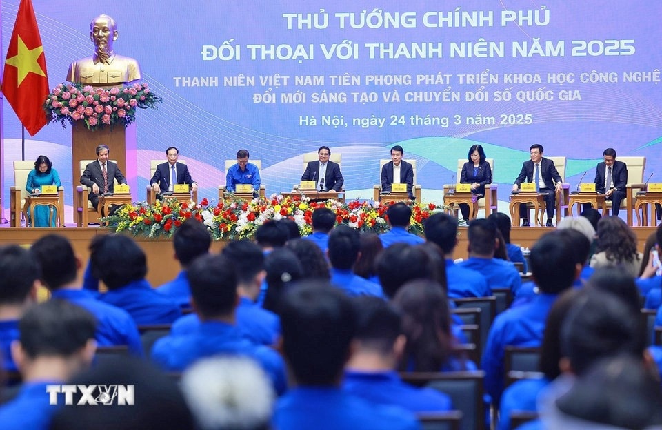 Thủ tướng Phạm Minh Chính và đại diện lãnh đạo các bộ, ngành tham dự đối thoại với thanh niên Việt Nam năm 2025. Ảnh: Dương Giang/TTXVN