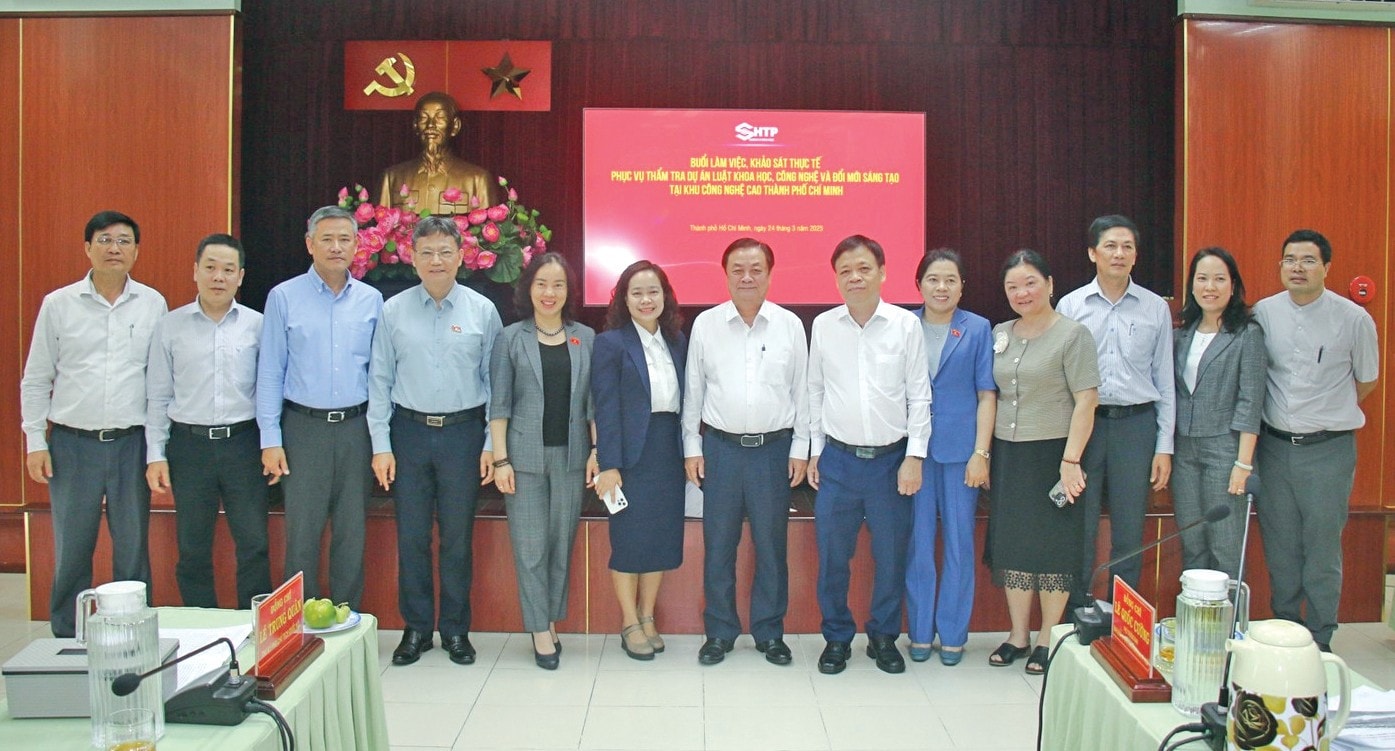 Phó Chủ tịch Quốc hội Lê Minh Hoan chụp ảnh lưu niệm với các đại biểu