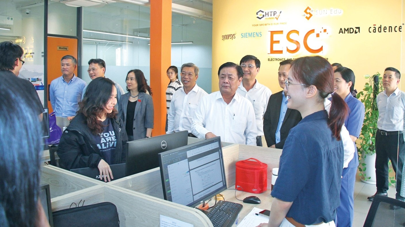 Phó Chủ tịch Quốc hội Lê Minh Hoan trò chuyện với sinh viên tại Trung tâm Đào tạo điện tử, vi mạch bán dẫn ESC
