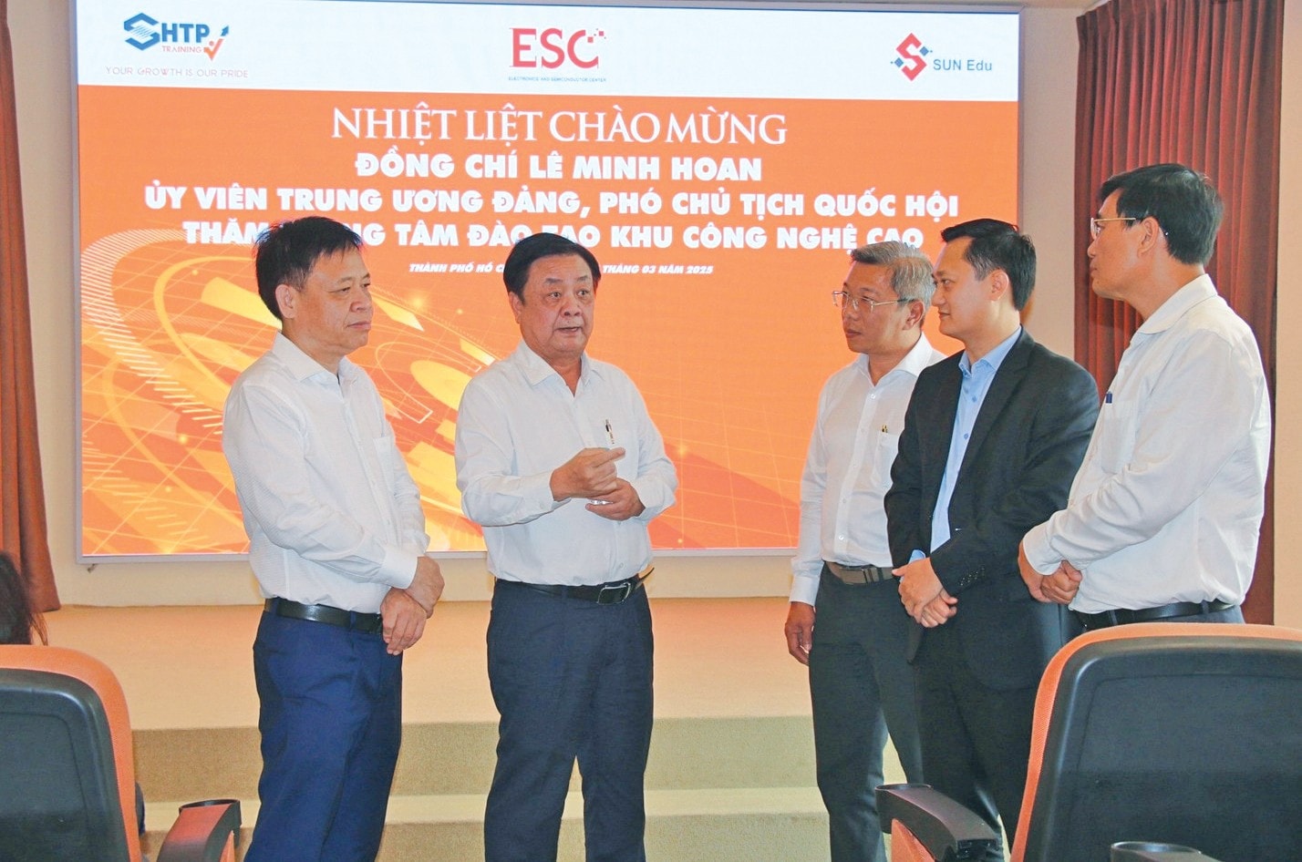 Phó Chủ tịch Quốc hội Lê Minh Hoan khảo sát thực tế tại Trung tâm Đào tạo điện tử, vi mạch bán dẫn ESC