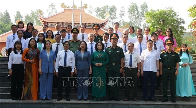 Phó Chủ tịch nước Võ Thị Ánh Xuân chụp hình lưu niệm cùng lãnh đạo huyện Xuân Lộc và tỉnh Đồng Nai tại Đền thờ Liệt sĩ huyện Xuân Lộc.