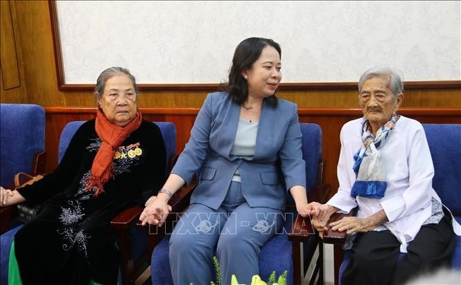 Phó Chủ tịch nước Võ Thị Ánh Xuân thăm Mẹ Việt Nam Anh hùng tại huyện Xuân Lộc (Đồng Nai)