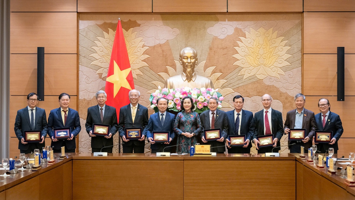Phó Chủ tịch Quốc hội Nguyễn Thị Thanh tặng quà lưu niệm cho các đại biểu