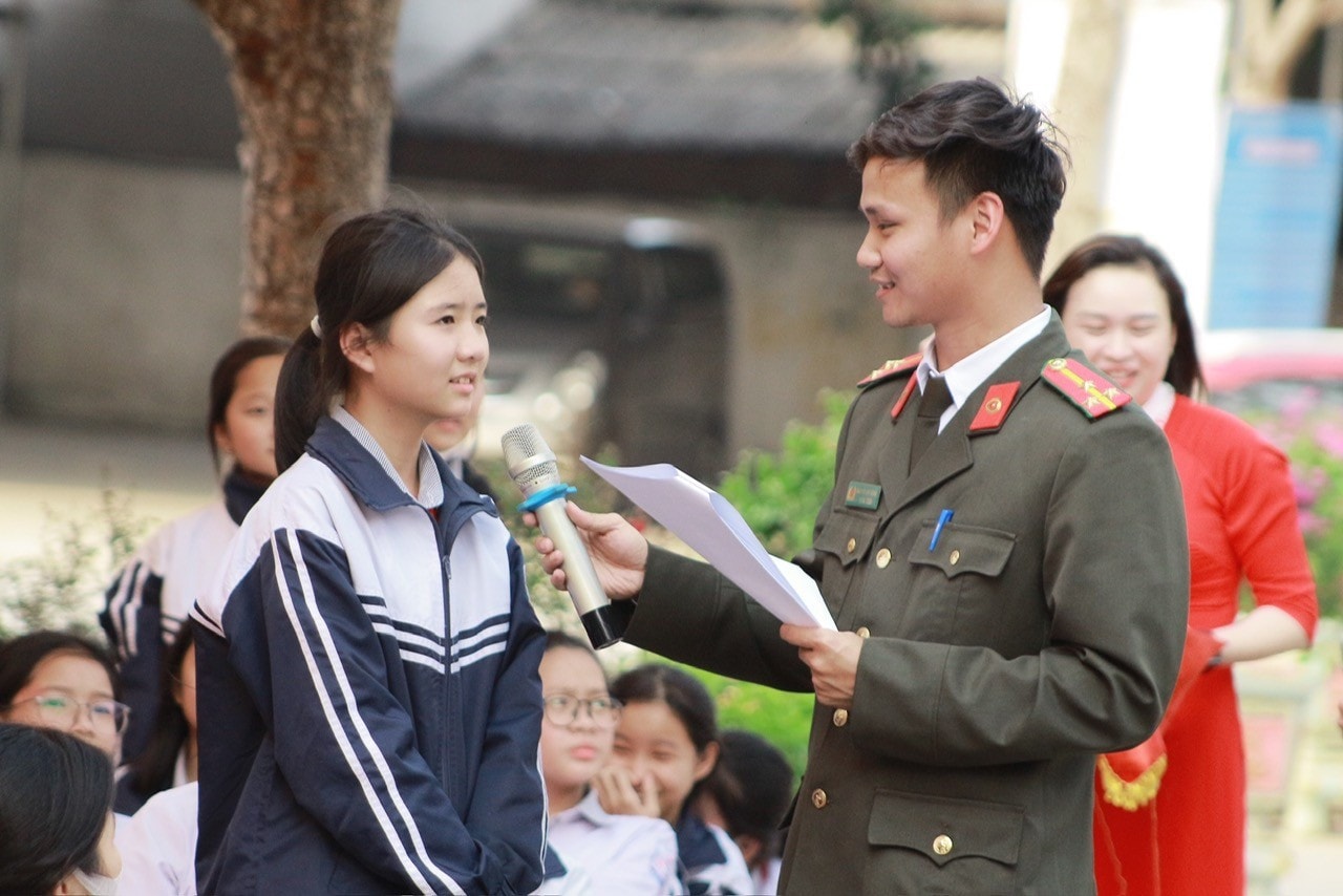 th-ng-y-nguy-n-duy-ho-ng-tham-gia-tuy-n-truy-n-ph-p-lu-t-v-an-ninh-m-ng-cho-h-c-sinh-tr-n-a-b-n.jpg