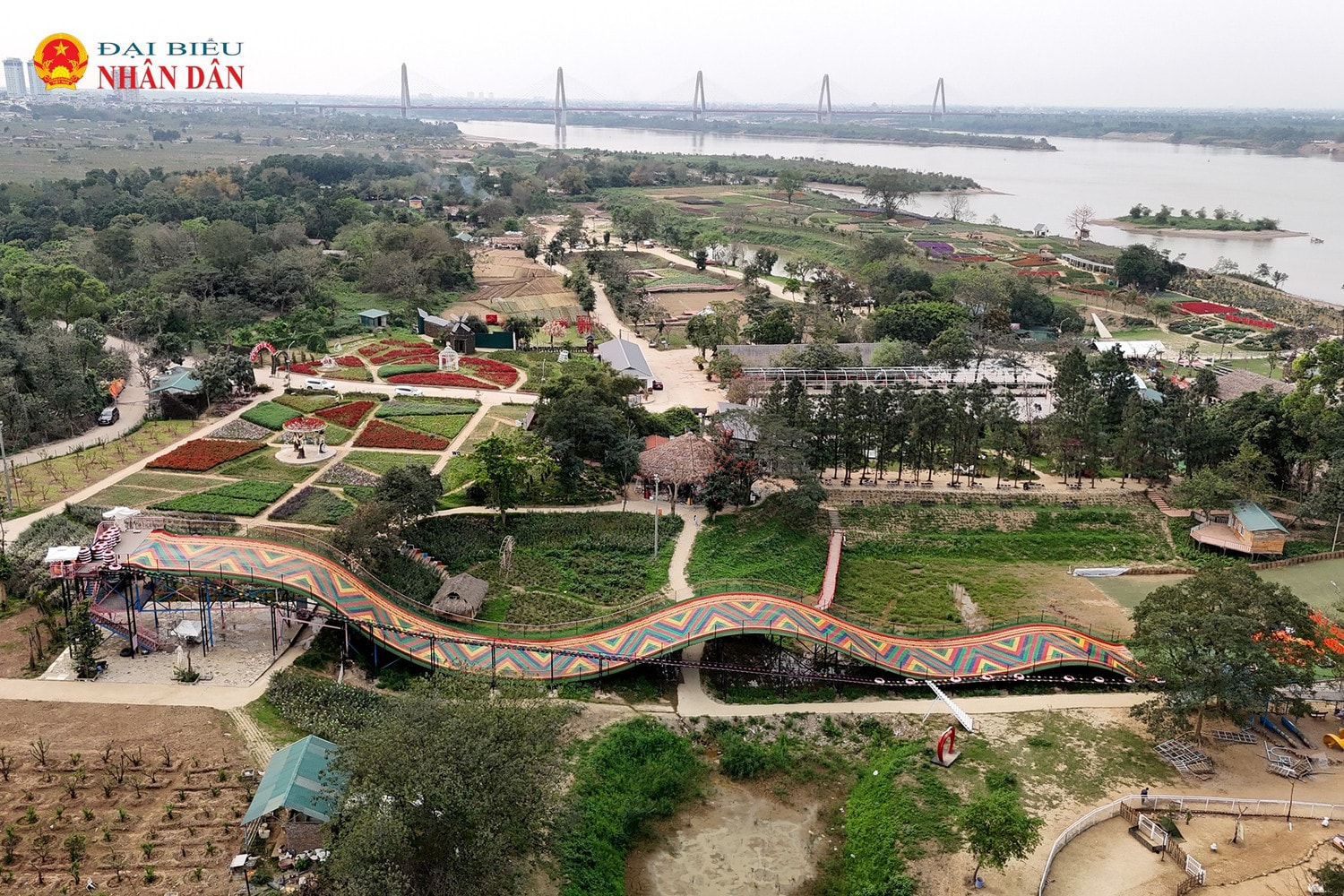 bai-da-song-hong-nhat-tan-tay-ho-2025-2.jpg