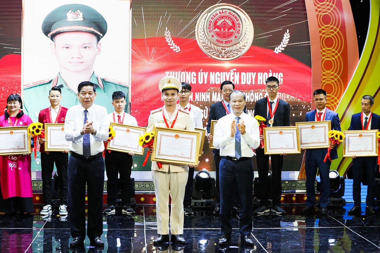 th-ng-y-nguy-n-duy-ho-ng-c-ch-t-ch-ubnd-t-nh-b-c-giang-t-ng-danh-hi-u-c-ng-d-n-b-c-giang-u-t-n-m-20241.jpg