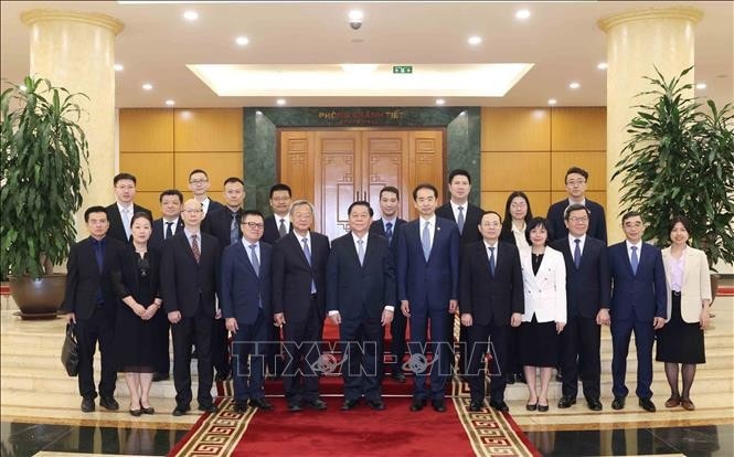 Trưởng Ban Tuyên giáo và Dân vận Trung ương Nguyễn Trọng Nghĩa với Đoàn đại biểu Nhân dân nhật báo (Trung Quốc). Ảnh: Phương Hoa/TTXVN